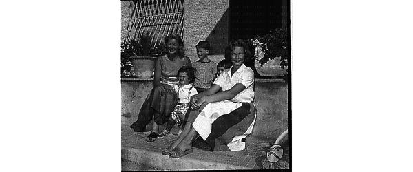 Ingrid Bergman, la figlia maggiore Friedel Pia Lindstrom e i tre figli di Rossellini colti seduti sugli scalini all'esterno della villa di Santa Marinella; totale