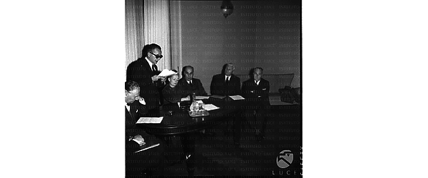 Da sinistra Pacciardi, D'Amato  in piedi che tiene una relazione, Lubin, Reale, Rossi e Lucifredi  al tavolo degli oratori - piano medio