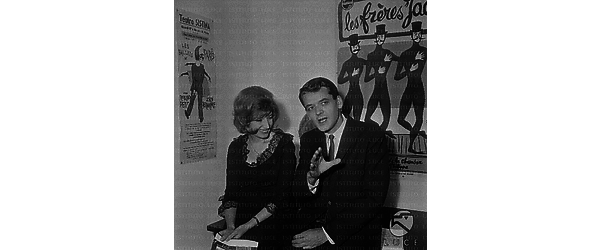 Holbrook Hal, attore, fotografato al Teatro Club  dietro le quinte dello spettacolo ''Mark Twain Tonight'', con Monica Vitti.