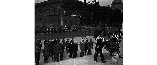Roma Autorità civili e militari salgono le scale del Vittoriano in occasione dell'anniversario della Liberazione