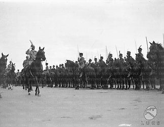 Napoli Il principe Umberto di Savoia, a cavallo e in alta uniforme, passa in rassegna un reparto di cavalleria schierato in occasione di una cerimonia militare
