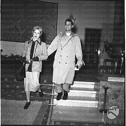 Tony Curtis e la Leigh attraversano la hall dell'hotel. Campo medio