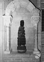 Montecassino Statua lignea della Vergine gravemente danneggiata dai bombardamenti ripresa durante i restauri all'interno della Basilica di Montecassino