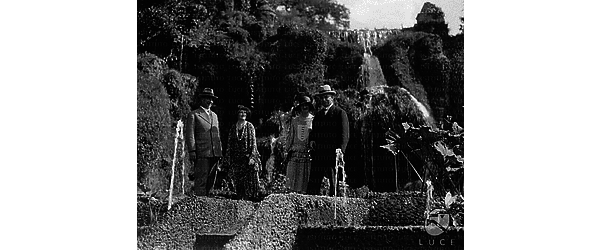 Tivoli Il ministro Sirianni e Lord Alexander posano con due eleganti signore - probabilmente le rispettive consorti - in un angolo del parco di Villa d'Este a Tivoli