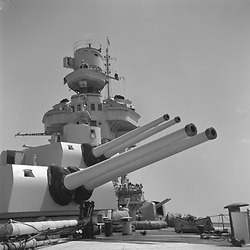 La torre di comando e i cannoni puntati di una nave da guerra italiana