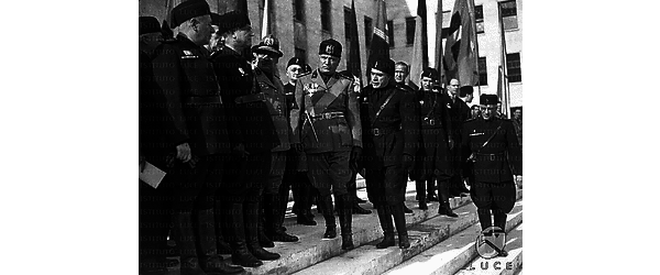 Roma Mussolini ripreso sulla scalinata esterna del rettorato con Pietro de Francisci, De Vecchi e un gruppo di gerarchi