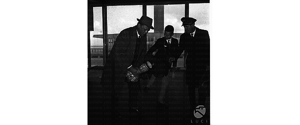 Il borgomastro di Berlino Ovest, Willy Brandt, con il figlio Peter, in transito all'aeroporto di Fiumicino - totale