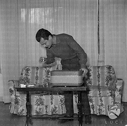 L'attore Serge Reggiani nel salotto di casa - totale