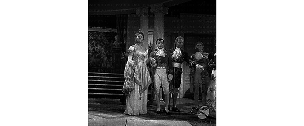 Pierre Mondy, Claudia Cardinale e altri attori recitano in costume sul set del film 'Napoleone ad Austerlitz'