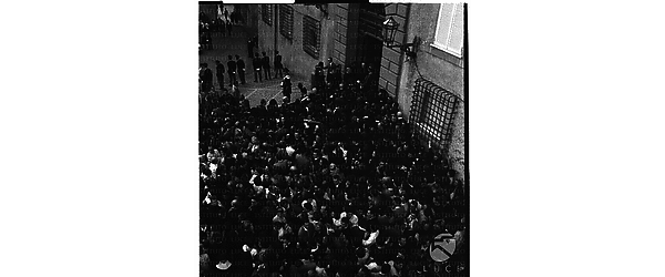 La folla davanti all'ingresso della residenza di Castelgandolfo dopo l'annuncio del decesso di papa Pio XII - campo lungo