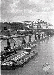 La chiatta con il monolite attraccata. Il Tevere. Campo lunghissimo