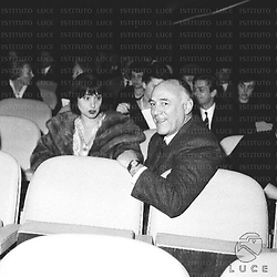 Romolo Marcellini seduto in platea con la moglie durante la prima del film "Mondo Cane"