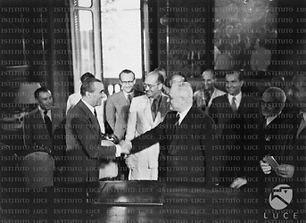 Roma Il ministro Del Vecchio e l'ambasciatore Dunn si stringono la mano in una sala del Ministero delle Finanze in occasione della sottoscrizione di un accordo sulla cessione di beni americani all'Italia