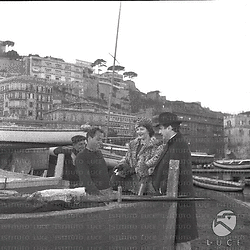 Napoli Franco Corelli e Lucilla Udovick conversano con alcuni pescatori