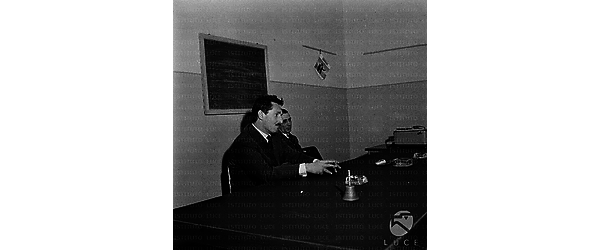 Pietro Germi mentre parla seduto al tavolo; alla sua sinistra Mario Monicelli