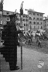Firenze Un momento del corteo del calcio storico fiorentino in piazza della Signoria