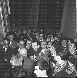 Andreotti, al teatro San carlo, circondato da una folla di gente in occasione del Congresso della DC - campo medio