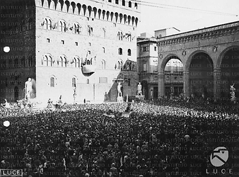 Firenze Inquadratura dall'alto di Piazza della Signoria gremita di gente in occasione della visita del Fuhrer; sullo sfondo le sculture di "David", "Ercole e Caco" e la Fontana del Nettuno