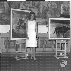 Myriam Nasalli Rocca posa davanti ai suoi quadri in occasione della sua mostra personale - totale