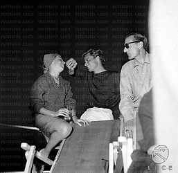 Jean Sorel e Anna Maria Ferrero seduti sul ponte della barca; accanto a loro il regista Carlo Lizzani