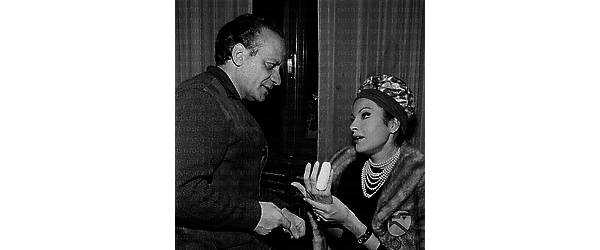 Silvana Pampanini mostra un dito fasciato al regista Domenico Paolella - piano medio