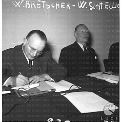 Alla nostra sinistra il politico W. Bretscher accanto a lui il politico Scott Elliott - piano americano