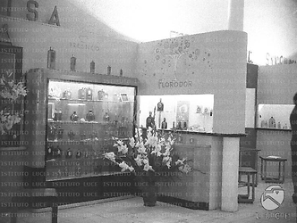 Napoli Reparto dell'esposizione nazionale dei profumi e delle essenze dedicato alle linee cosmetiche Florodor e Prestigio della ditta Medicea Pisa