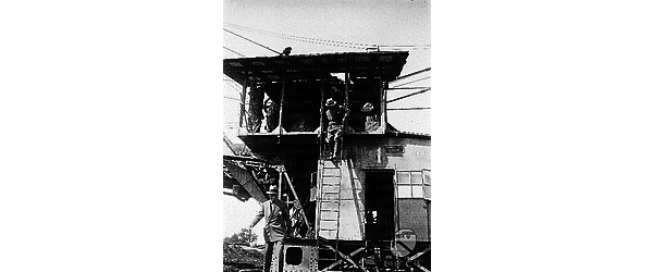 Lazio Mussolini scende la scaletta della cabina di comando di un escavatore meccanico impiegato in una zona di bonifica dell'Agro Pontino