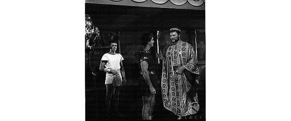 Mario Petri e Gustavo Rojo e dietro Massimo Carocci in abiti da scena sul set del film Giulio Cesare - piano americano
