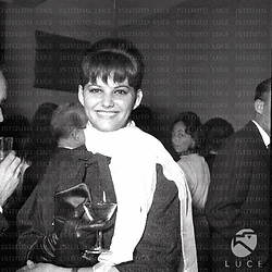 Claudia Cardinale con un calice in mano