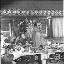 Mario Petri circondato da donne sul set del film Giulio Cesare e seduto per terra Gustavo Rojo; di lato Carocci - campo medio