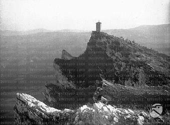 San Marino [Veduta del picco roccioso del monte Titano con la terza torre detta Montale]