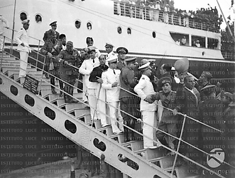 Napoli Il conte Galeazzo Ciano e Bruno e Vittorio Mussolini, in partenza per l'Africa Orientale, sono ripresi sulla passerella della nave Saturnia in compagnia di Starace, Teruzzi ed Edda Mussolini