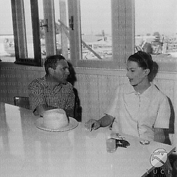 Silvana Mangano e Richard Fleischer seduti a tavola durante la lavorazione del film "Barabba"