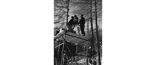 Cortina d'Ampezzo Inquadratura di una postazione dell'Istituto Luce; un cineoperatore ed un tecnico controllano il campo di visuale