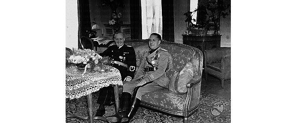 Berlino I ministri Ribbentrop e Ciano, seduti in una stanza dell'hotel Adlon, conversano