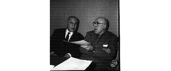 Sapegno e Zavattini alla libreria Einaudi in occasione di una conferenza stampa sul premio Viareggio - piano americano