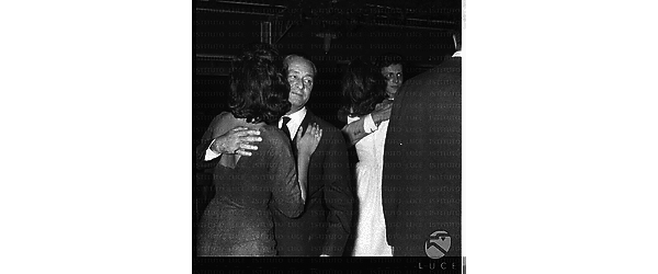 Sandro Pallavicini balla abbracciato ad una donna di spalle sulla pista del Belvedere delle Rose durante l'elezione di Miss Cinema; piano medio