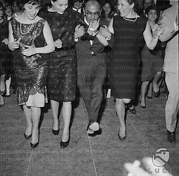 Dino De Laurentiis e Silvana Mangano ballano con un gruppo di persone