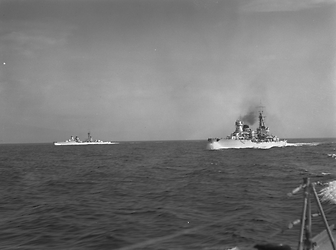 Due navi da guerra italiane in navigazione