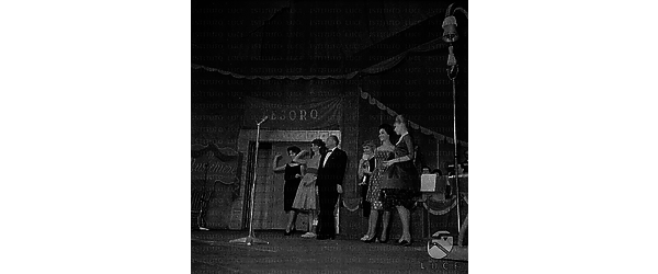 Delia Scala con Mario Riva ed altre persone sul palco  ad un'edizione straordinaria del Musichiere ai Nastri d'argento