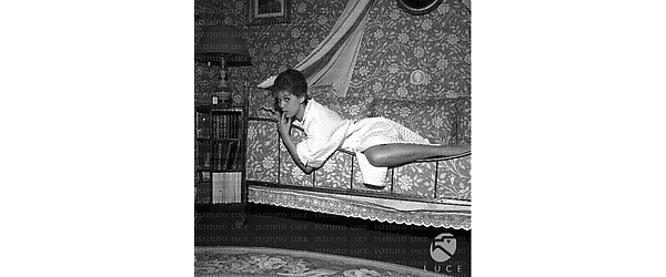 Parigi Claudia Cardinale in vestaglia sul letto