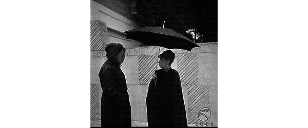 Jeanne Moreau e Joseph Losey sotto l'ombrello sul set del film Eva - piano americano