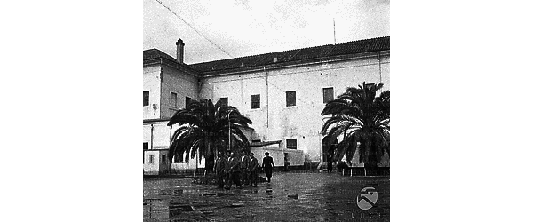 Santa Maria Capua Vetere Cinque detenuti attraversano il cortile