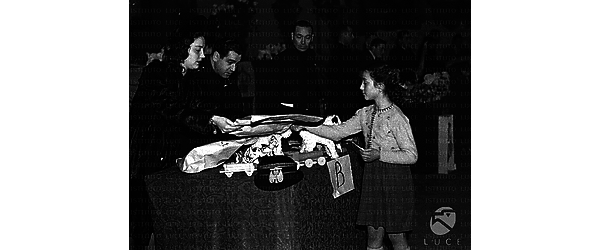 Roma Una bambina riceve una busta di doni in occasione della Befana Fascista