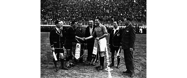 Roma I capitani delle due squadre si stringono la mano al centro del campo dello stadio del PNF davanti all'arbitro belga Baert