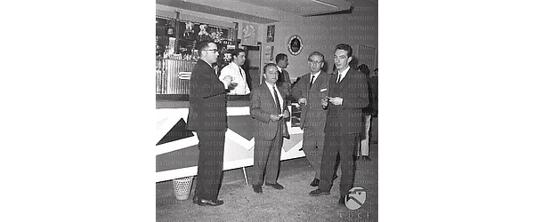 Roma Una pausa al bar del Centro sperimentale; il regista statunitense Sherman, il direttore Fioravanti e due uomini; interno