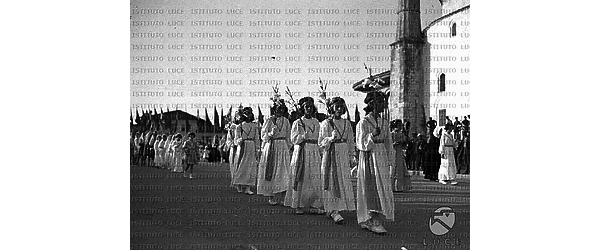 Tirana Un gruppo di bambine in abito bianco partecipa alla processione del Corpus Domini