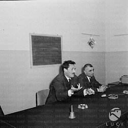 Pietro Germi e Mario Monicelli al tavolo degli oratori
