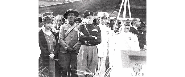 Piano americano con inquadratura frontale del comandante della nave, Augusto Turati e altre personalità